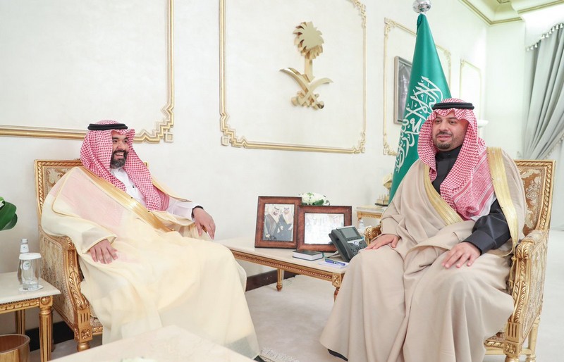 أمير الحدود الشمالية يستقبل وزير الاتصالات وتقنية المعلومات
