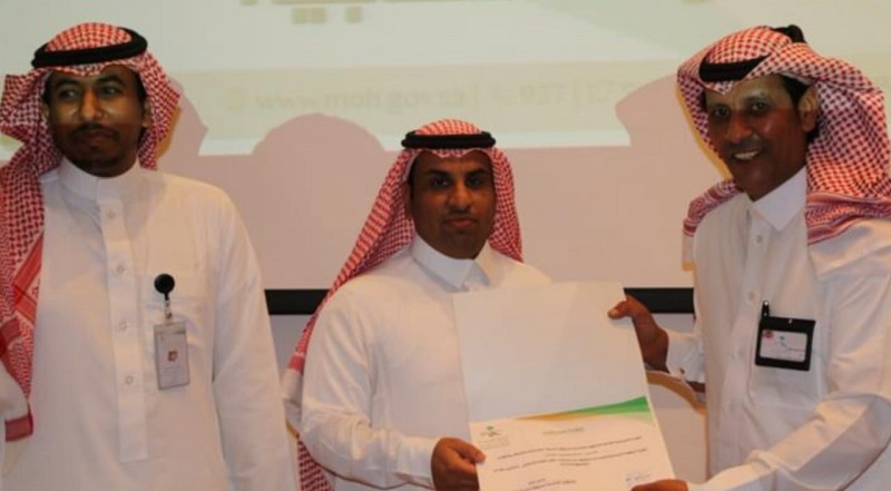 مدير صحة الحدود الشمالية يكرم الأستاذ : مصلح قعيميل العنزي