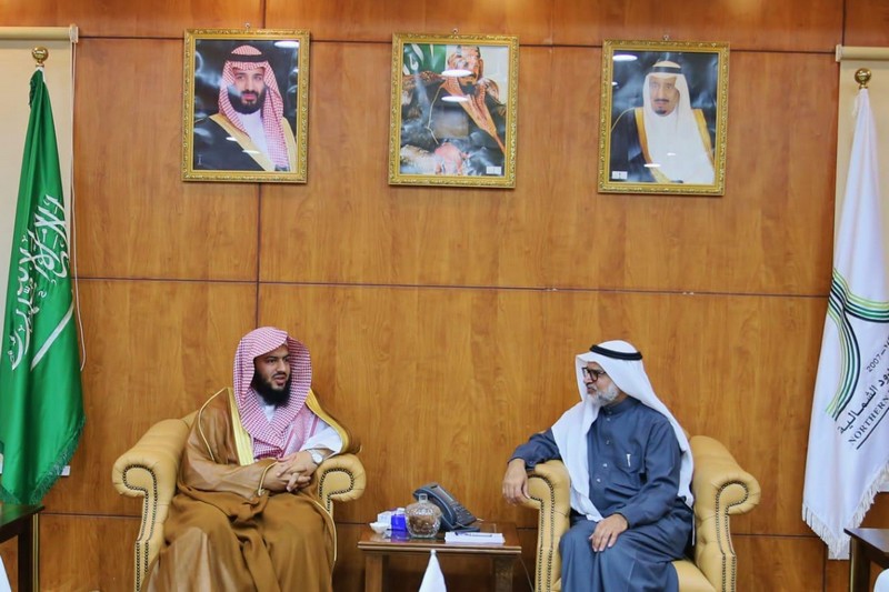 رئيس المحكمة العامة بعرعر يزور مدير جامعة الشمالية مقدمًا له التهئنة