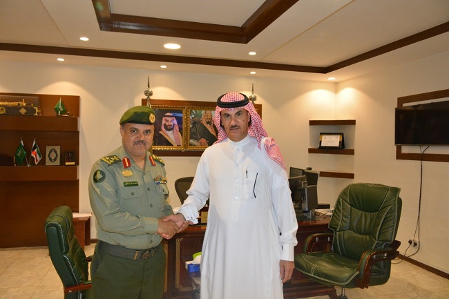 مدير جوازات الشمالية يهنئ الموظف صالح العنزي بمناسبة ترقيته