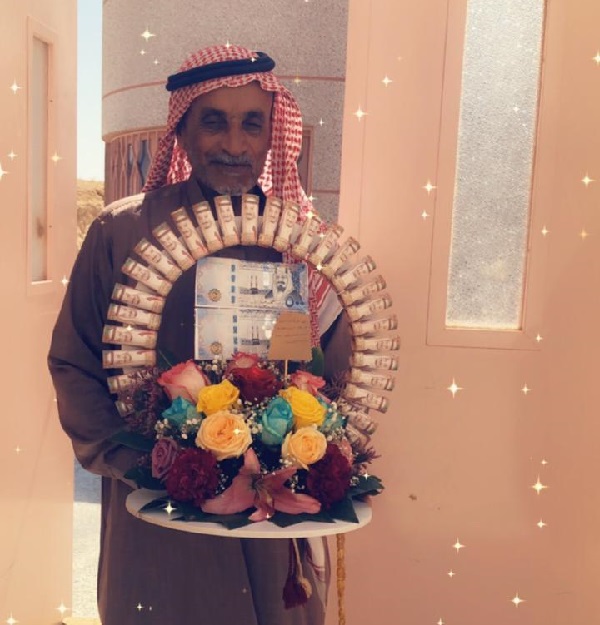 منسوبات الابتدائية 32 بعرعر تكرّمن حارس المدرسة بمناسبة تقاعده