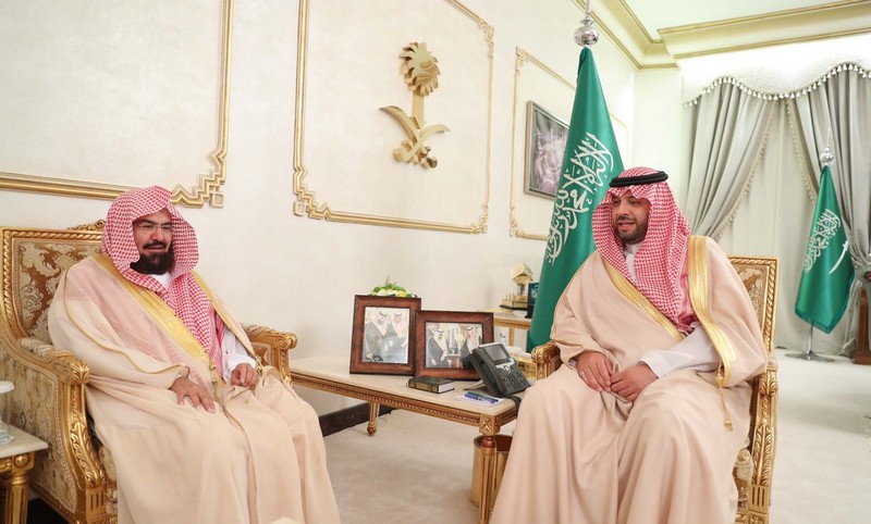 أمير منطقة الحدود الشمالية يستقبل الرئيس العام لشؤون المسجد الحرام والمسجد النبوي