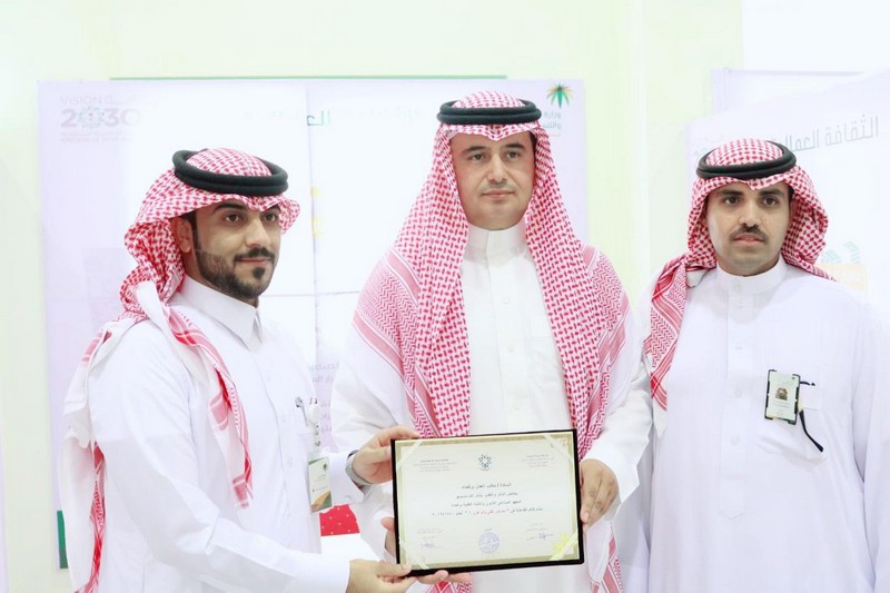 محافظ رفحاء يكرّم مدير مكتب العمل بالمحافظة