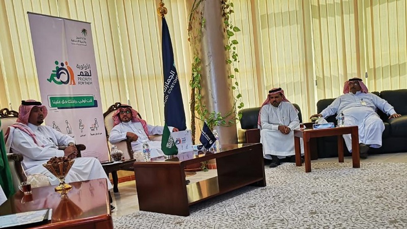 فرع وزارة العمل والتنمية بالمنطقة يزور جمرك جديدة عرعر للتعريف بمبادرة