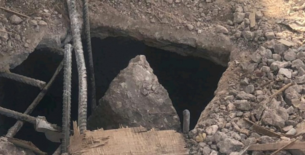 برك مكشوفة تهدد المارة من الأطفال والمتسوقين قرب الثلاجة العالمية بعرعر ... ومطالبات بسرعة التدخل