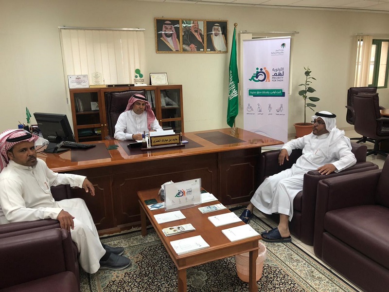 فرع وزارة العمل والتنمية بالحدود الشمالية يزور التأمينات الاجتماعية بعرعر للتعريف بمبادرة ” الاولوية لهم “