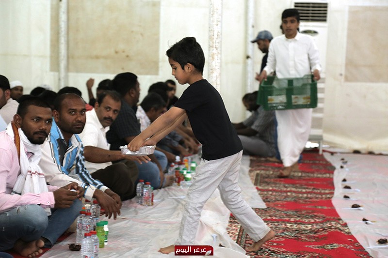 أكثر من ألف صائم يفطرون على موائد الخير في مدنية عرعر بعدة مواقع