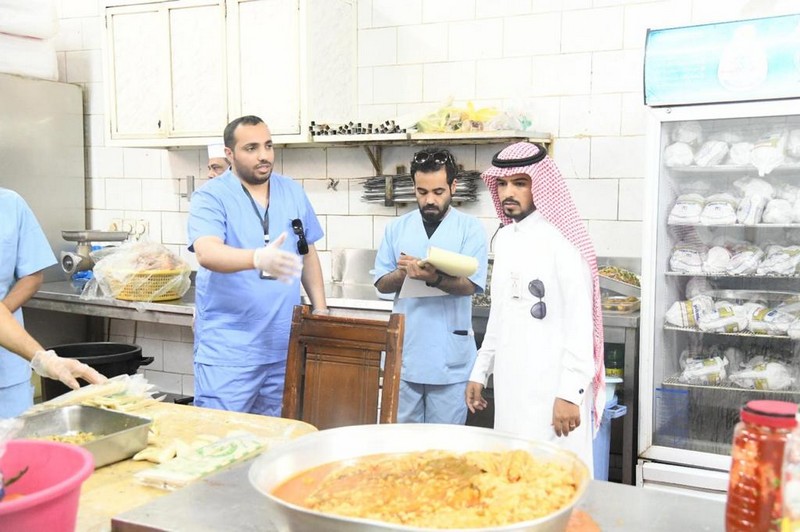 بلدية شرق عرعر تكثف الجولات على المحلات