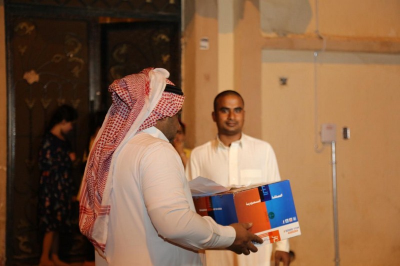 منسوبو بريد الشمالية يبادرون بتوصيل الطرود للعملاء خارج وقت الدوام بسيارتهم الخاصة