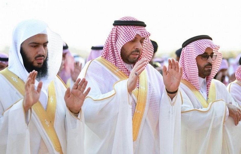الأمير فيصل بن خالد بن سلطان يتقدم جموع المصلين في صلاة عيد الفطر المبارك