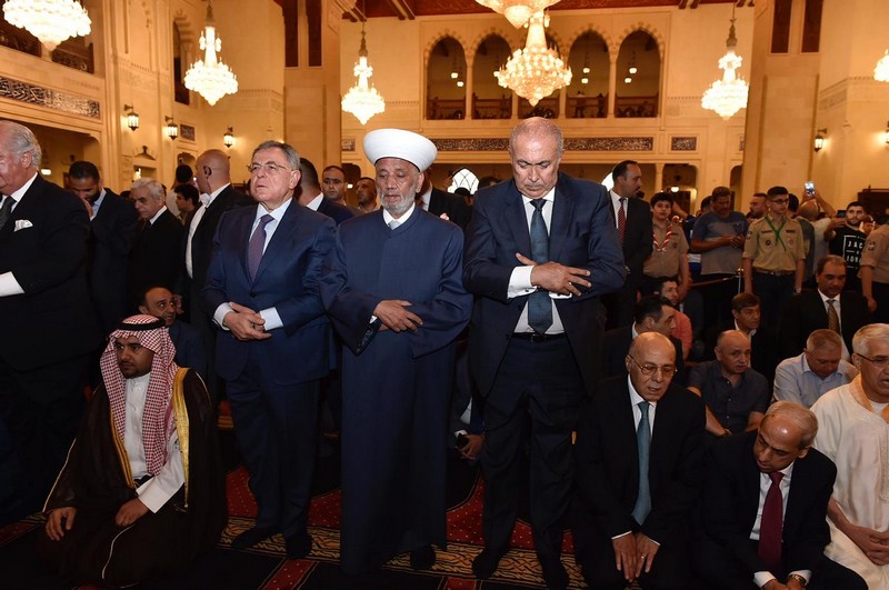 نيابة عن معالي السفير .. الدهمشي يؤدي صلاة العيد بلبنان وسط حضور العديد من المسؤولين والسفراء