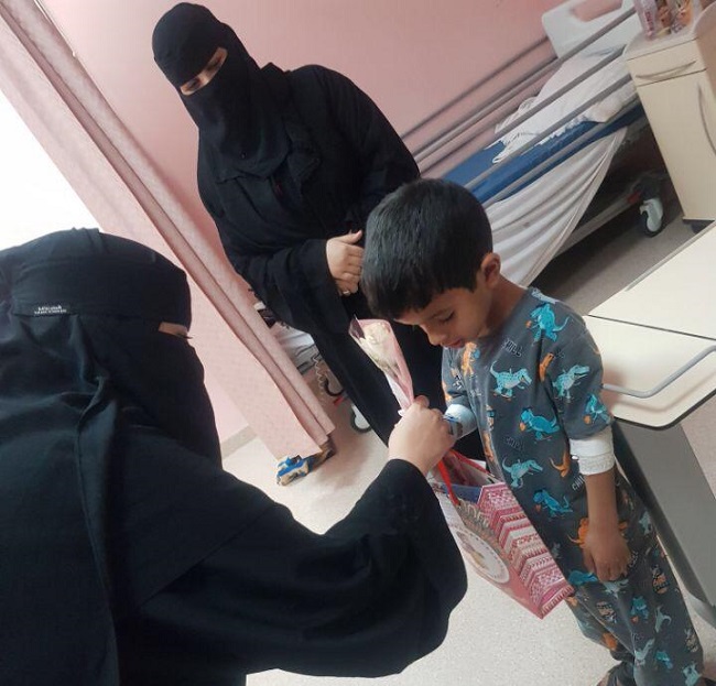 فتيات يدخلن الفرحة على أطفال مستشفى النساء والأطفال بعرعر في عيدالفطر