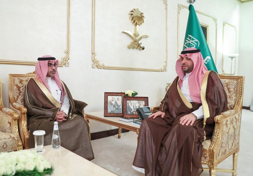 أمير منطقة الحدود الشمالية يستقبل رئيس فرع النيابة العامة بالمنطقة