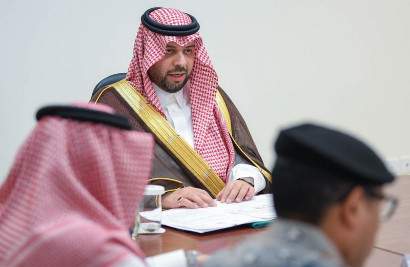 أمير الحدود الشمالية يرأس اجتماع لجنة الدفاع المدني بالمنطقة