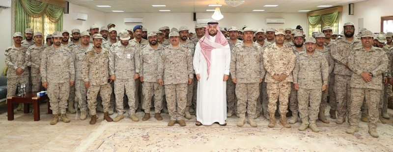 الأمير فيصل بن خالد بن سلطان ينقل تحيات القيادة لمنسوبي قوة عرعر والوحدات الملحقة