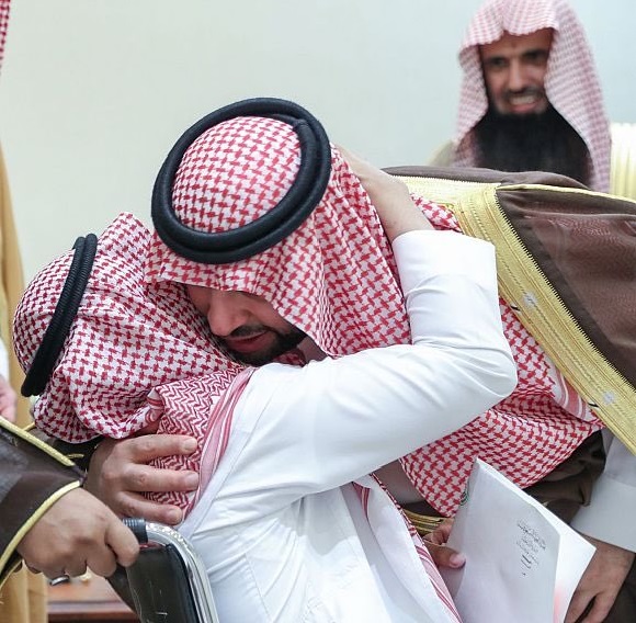 أمير منطقة الحدود الشمالية يستقبل المواطن هاني العنزي الذي أعلن عفوه عن عفوه عن قتلة والده