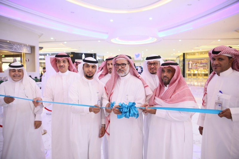 مدير جامعة الحدود الشمالية يفتتح جناح الجامعة المقام في مجمع عرعر مول