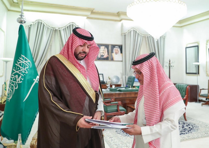 الأمير فيصل بن خالد يستقبل مدير عام التوطين المناطقي بوزارة العمل والتنمية الاجتماعية