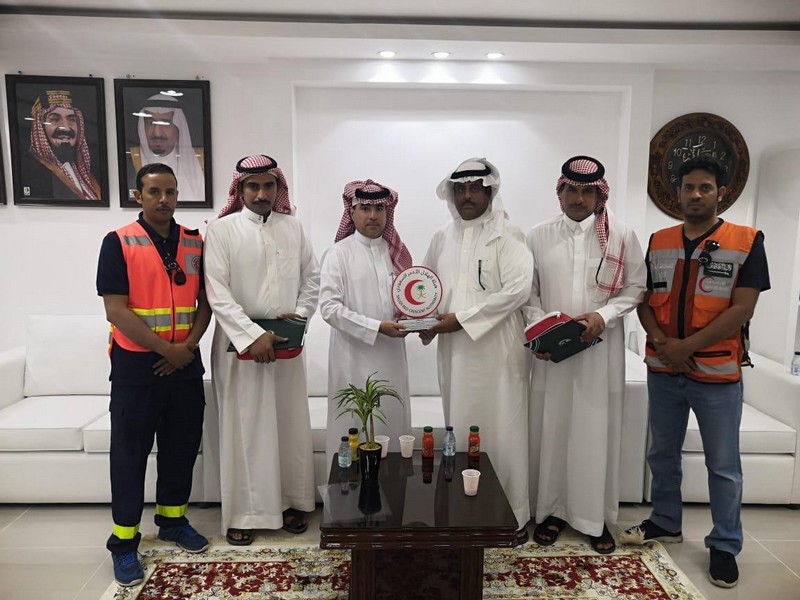 مدير عام فرع الهلال الاحمر بالشمالية يكرّم أعضاء فريق إنجاد للبحث عن المفقودين التطوعي