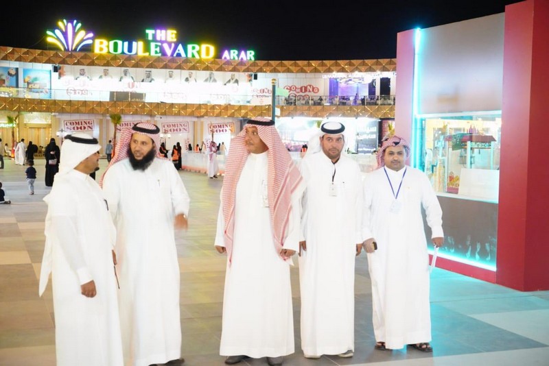 بلدية غرب عرعر تقوم بجولة على محلات مجمع ( بوليفارد عرعر)