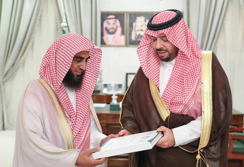 أمير الحدود الشمالية يستقبل مدير المعهد العلمي بالمنطقة