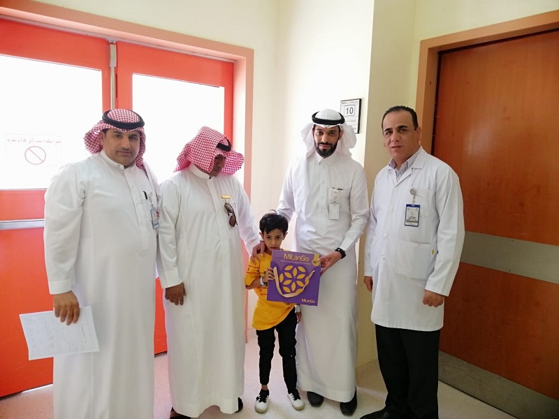 نائب مدير مستشفى النساء والولادة والأطفال بعرعر يطمئن على صحة أحد أطفال حملة سفراء حماة الوطن