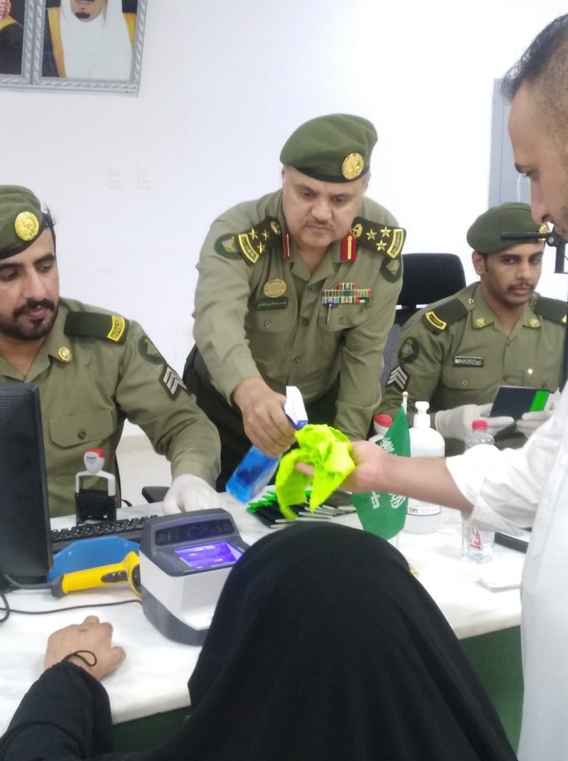 مدير جوازات الشماليه يستقبل الدفعه الثالثه من ضيوف الرحمن بمنفذ جديدة عرعر