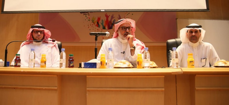 مدير جامعة الحدود الشمالية يلتقي الطلبة الموهوبين بالبرنامج الإثرائي