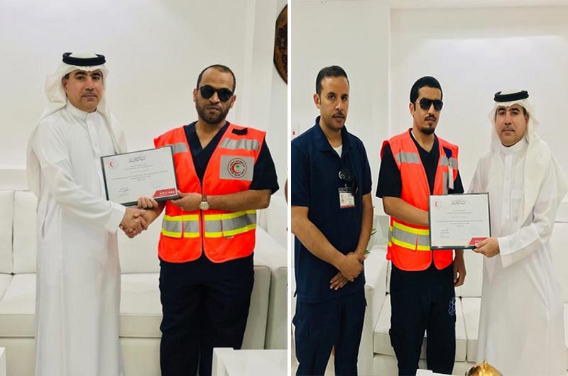 مدير عام فرع هيئة الهلال الأحمر بالحدود الشمالية يكرم اثنين من الموظفين الفنيين