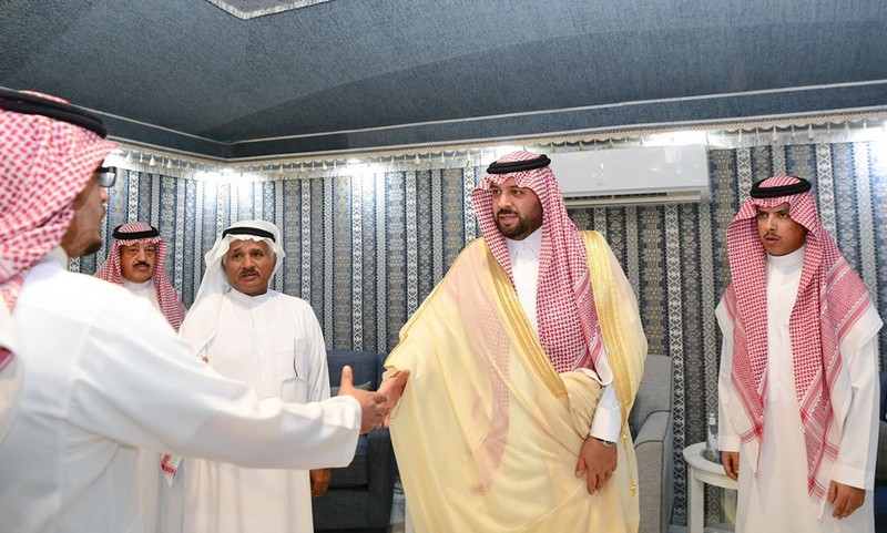 أمير الحدود الشمالية يقدم العزاء لذوي الفقيد صلال المطلق - رحمه الله -