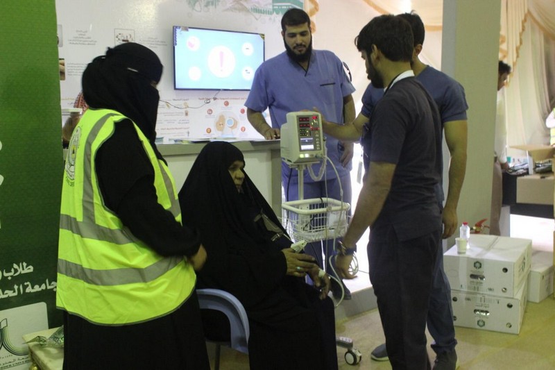 فريق سواعد شمالية يشارك في خدمة ضيوف الرحمن عبر منفذ جديدة عرعر