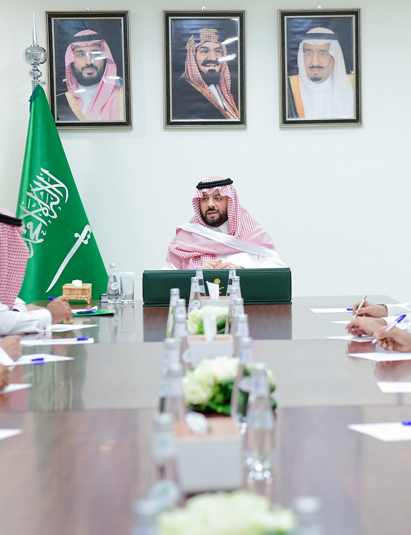 أمير الحدود الشمالية يجتمع بوكلاء الإمارة والمستشارين