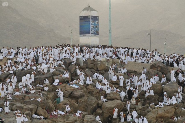 بالصور .. ضيوف الرحمن يتوافدون إلى صعيد عرفات الطاهر