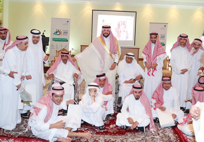 الأمير فيصل بن خالد بن سلطان يعايد نزلاء مركز التأهيل الشامل بمنطقة الحدود الشمالية