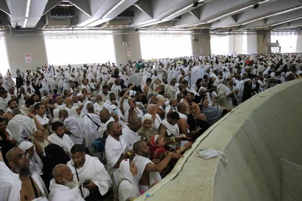 حجاج بيت الله يواصلون رمي الجمرات في ثاني أيام التشريق