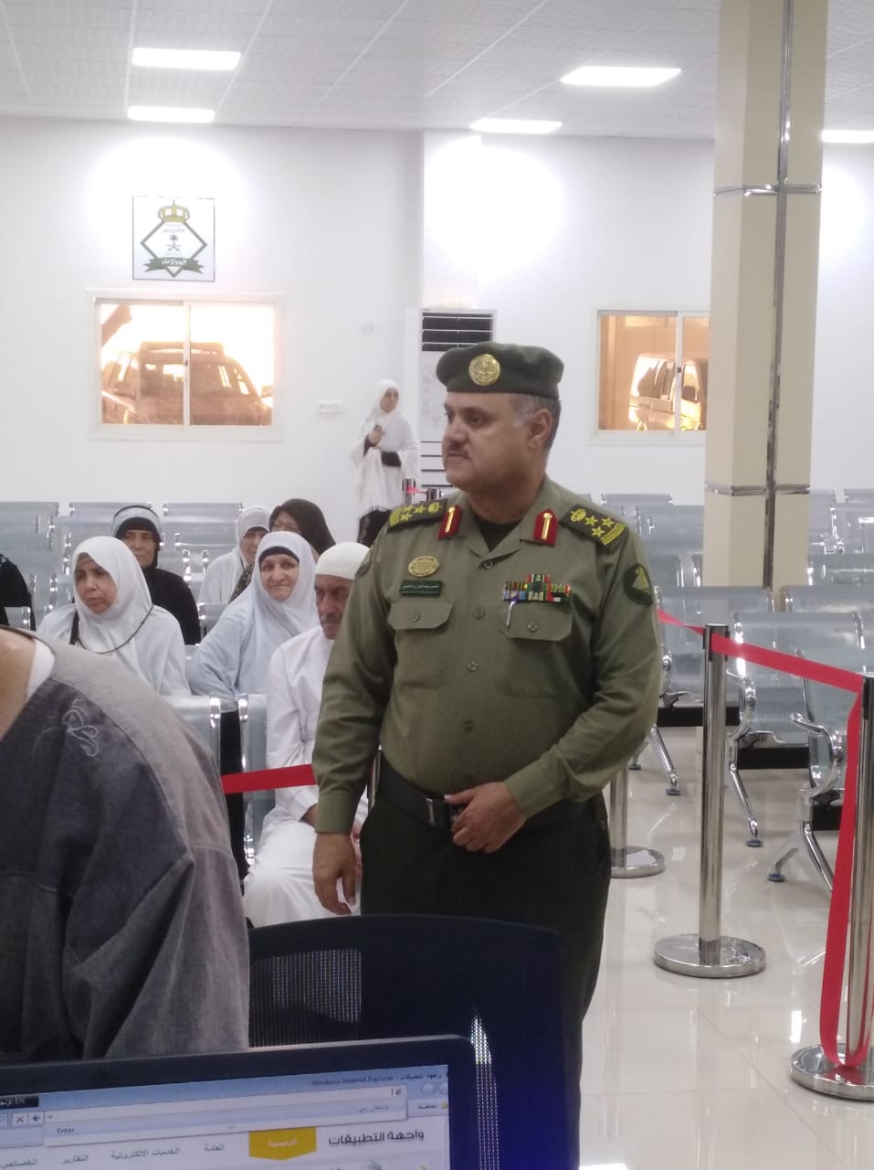 مدير جوازات الشمالية يقف ميدانيا على انهاء اجراءات الحجاج المغادرين عبر منفذ جديدة عرعر
