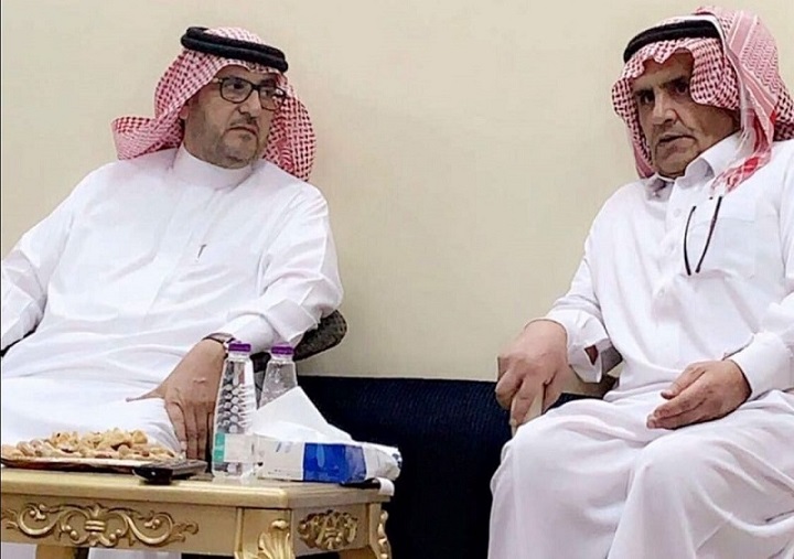 بالصور .. الشاعر فرحان قيران العنزي يستقبل المهنئين بمناسبة نجاح عملية قسطرة القلب .. وابنه الزميل المشرف على صحيفة عرعر اليوم : فيصل القيران يقدم الشكر لهم