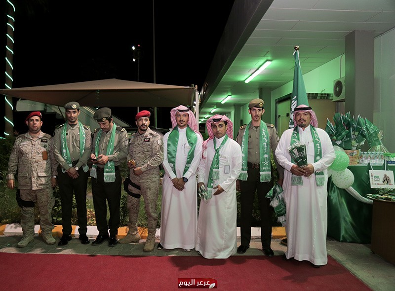 منسوبو مطار عرعر يستقبلون المسافربن بالورود بمناسبة اليوم الوطني للمملكة