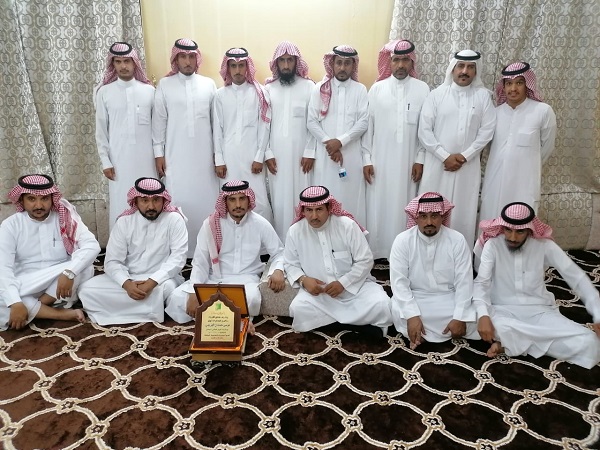 في بادرة رائعة وبمناسبة يوم المعلم ... معلمون بعرعر يحتفون بزميلهم الذي أحيل للتقاعد لمرضه