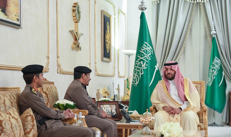 أمير منطقة الحدود الشمالية يستقبل مدير شرطة المنطقة ونائبه المعين