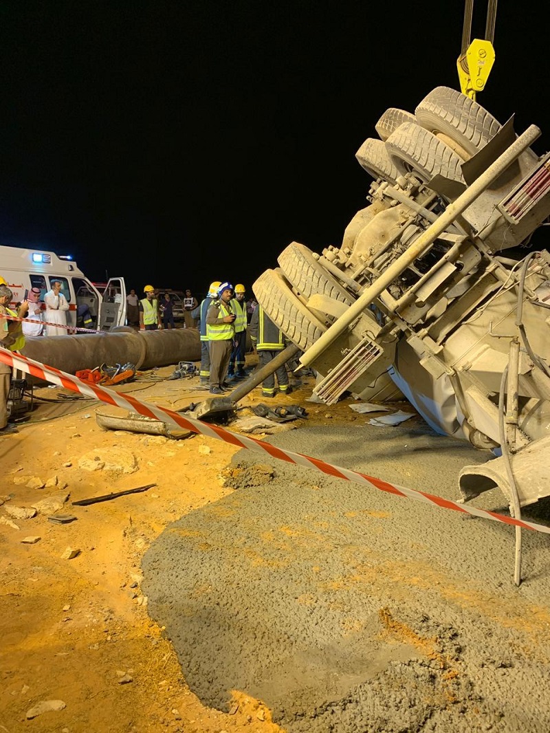 انقلاب شاحنة (خلاطة اسمنت ) واحتجاز قائدها بداخلها