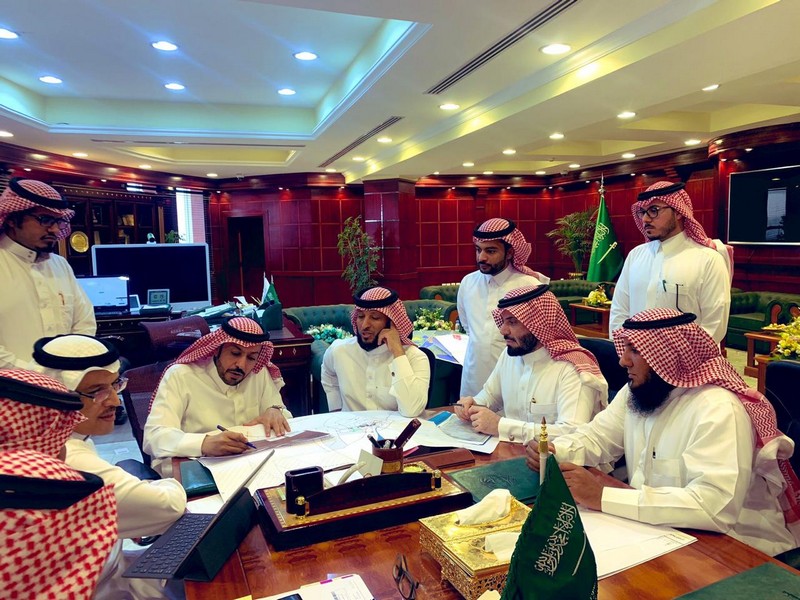 أمين منطقة الحدود الشمالية يبحث نقل خط أنابيب البترول (التابلاين )