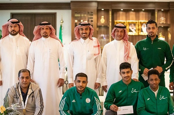 «الفيصل» يكرم أصحاب الإنجازات الرياضية