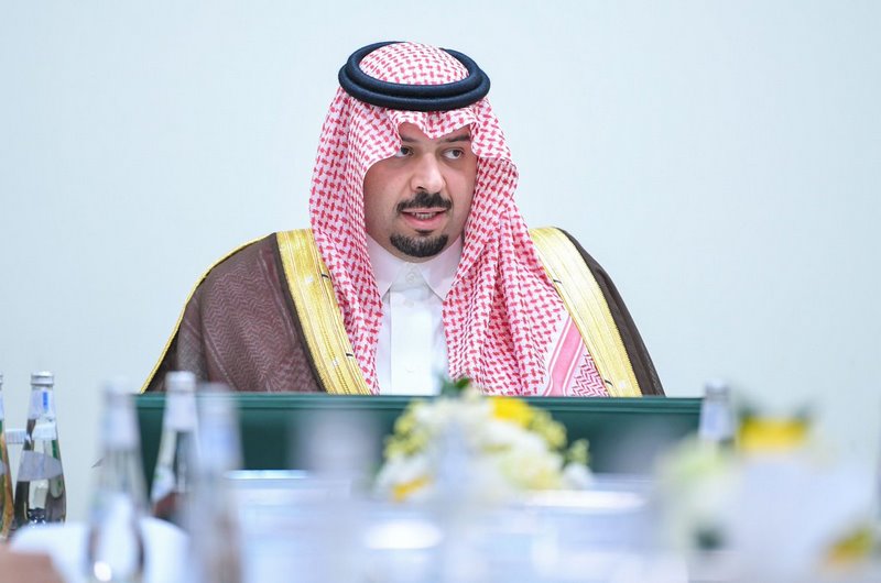 أمير الحدود الشمالية يرأس اجتماع لجنة الدفاع المدني بالمنطقة