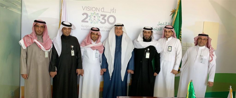 مدير فرع وزارة العمل والتنمية الاجتماعية بالمنطقة يُكرم الموظفين المميزين بضمان بعرعر