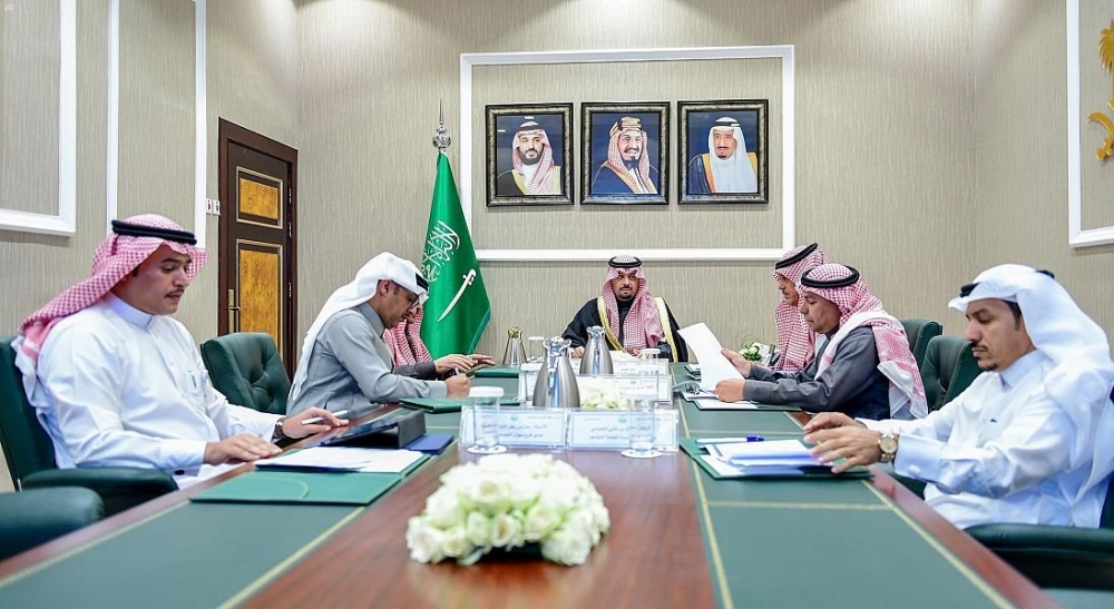 سمو أمير الحدود الشمالية يجتمع بمديري عدد من القطاعات الحكومية بالمنطقة
