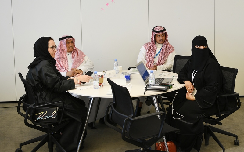 جمعية الأسر المنتجة التطوعية ومركز الملك عبد العزيز للحوار الوطني يستعرضان تحديات الأسر المنتجة والتحول في تطوير أعمالهم