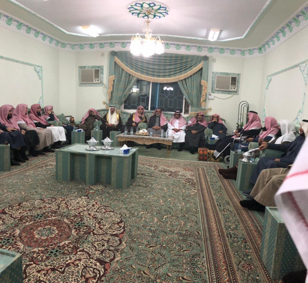 فضيلة رئيس المحكمة العامة بعرعر يقيم مأدبة عشاء احتفاء بزيارة معالي الأمين العام لهيئة كبار العلماء