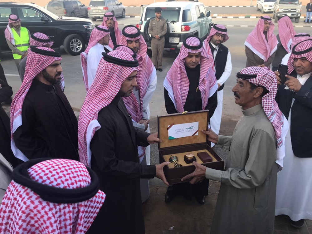 وزير الإسكان يقف ميدانياً على أرض الحرس الوطني بعرعر ويلتقي المواطنين في مساكنهم