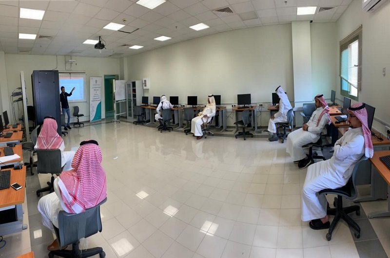 مركز خدمة المجتمع بالكلية التقنية بعرعر يقيم عدة دورات